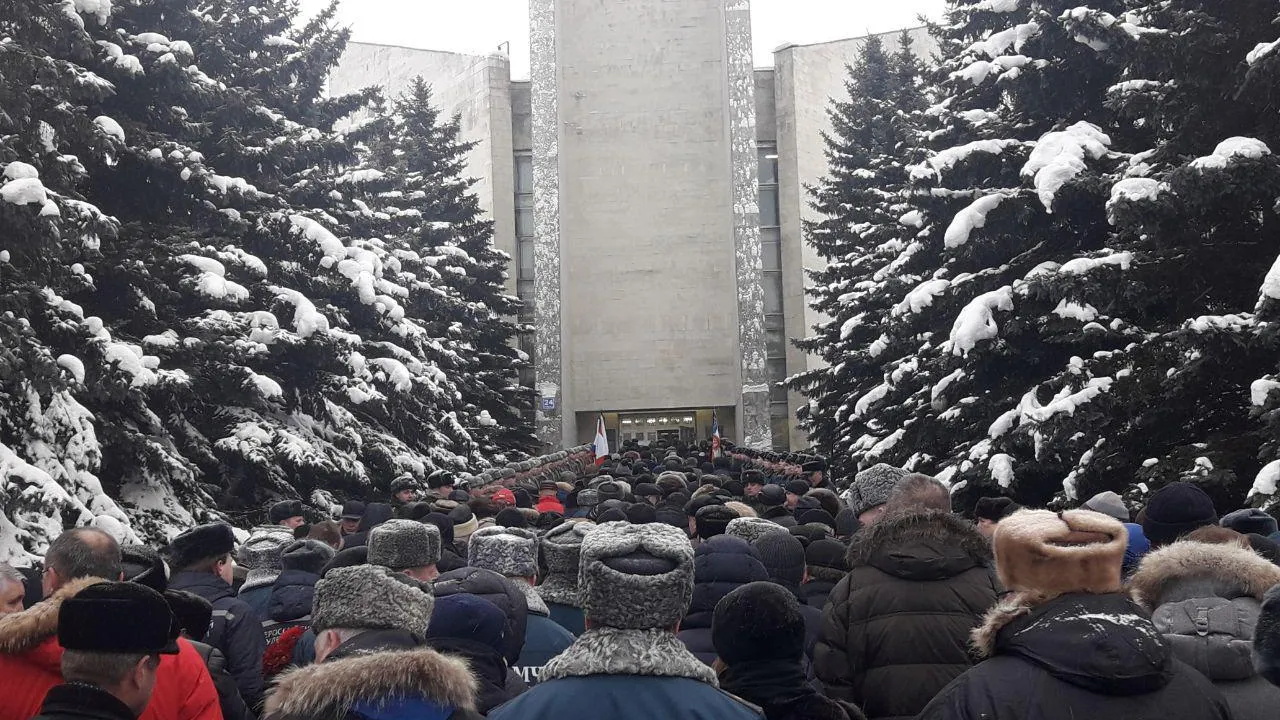 Церемония прощания с легендой МЧС Дмитрием Михайликом началась в Москве