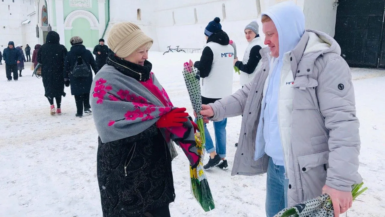 Молодогвардейцы Подмосковья подарили женщинам в честь 8 Марта более 5 тыс цветов