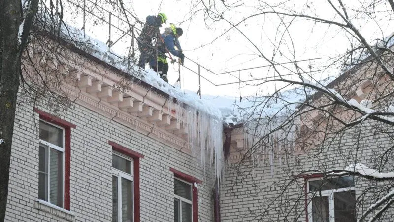 В Ленинском округе предотвращают сход наледи с кровель многоквартирных домов