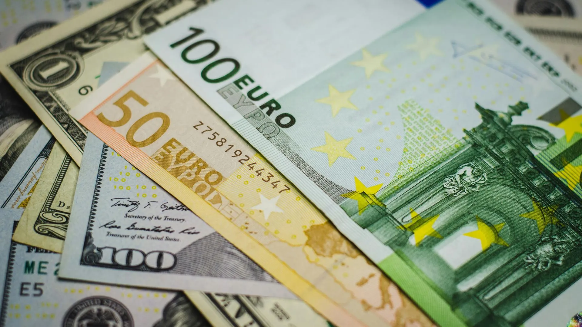 Эксперт спрогнозировал курс доллара и евро с 10 по 14 июня