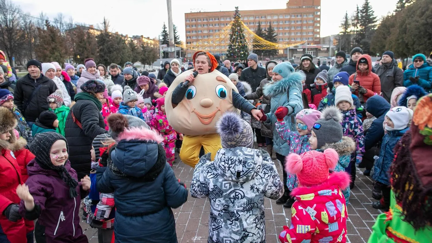 Более 500 человек приняли участие в фестивале новогодних персонажей в Подольске