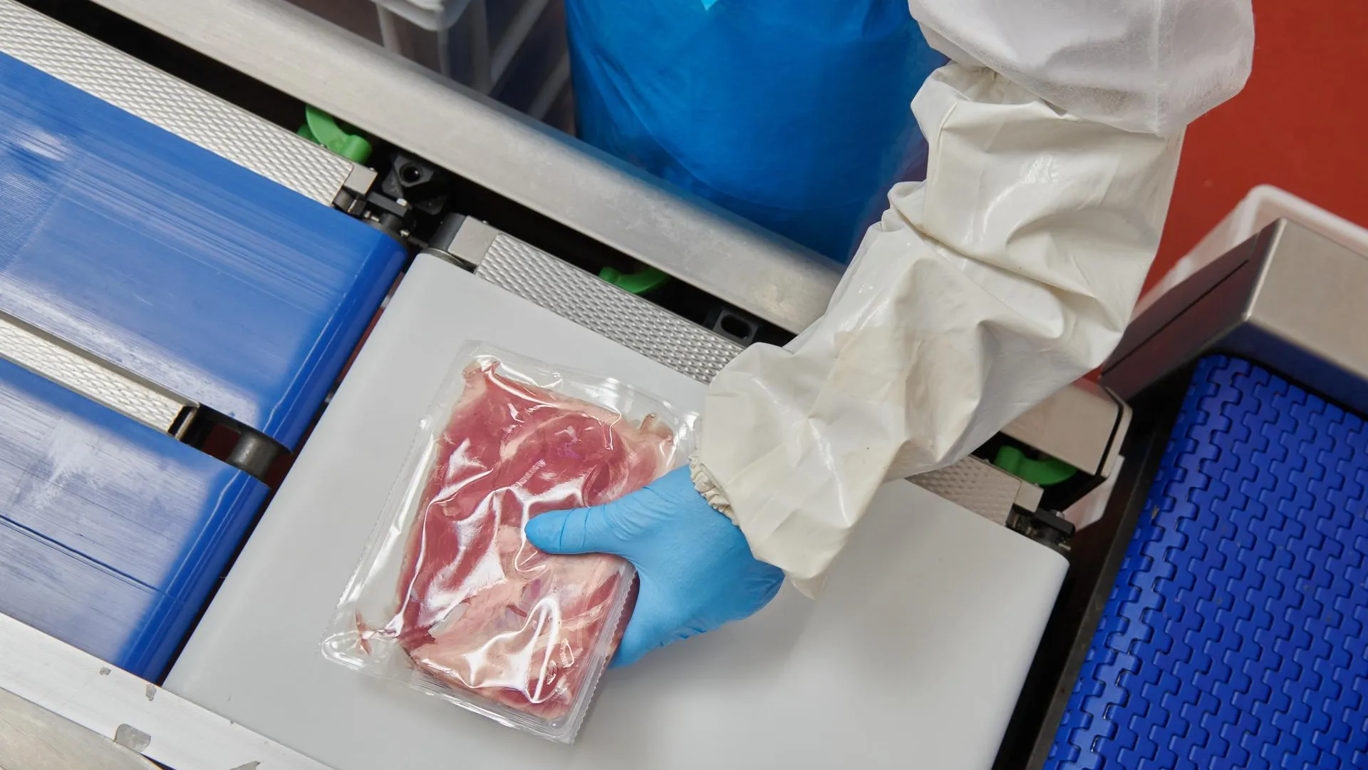 Ликсутов рассказал, какие продукты выпускают в Москвы к новогоднему столу
