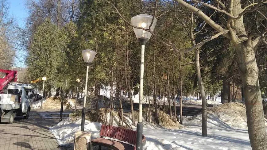 Сломанные вандалами торшеры отремонтировали в парке Победы Подольска