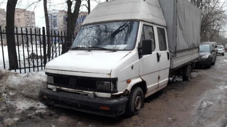 Три брошенных автомобиля утилизируют в микрорайоне Кузнечики Подольска