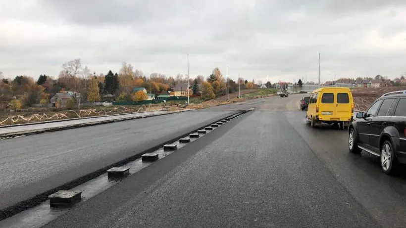 Укладку асфальта завершили на строящемся мосту через реку Копнинку в Сергиевом Посаде