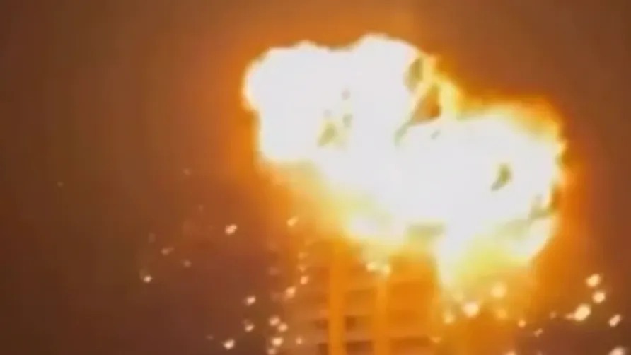 «Мощный взрыв»: иранский дрон влетел в жилой небоскреб в Бахрейне