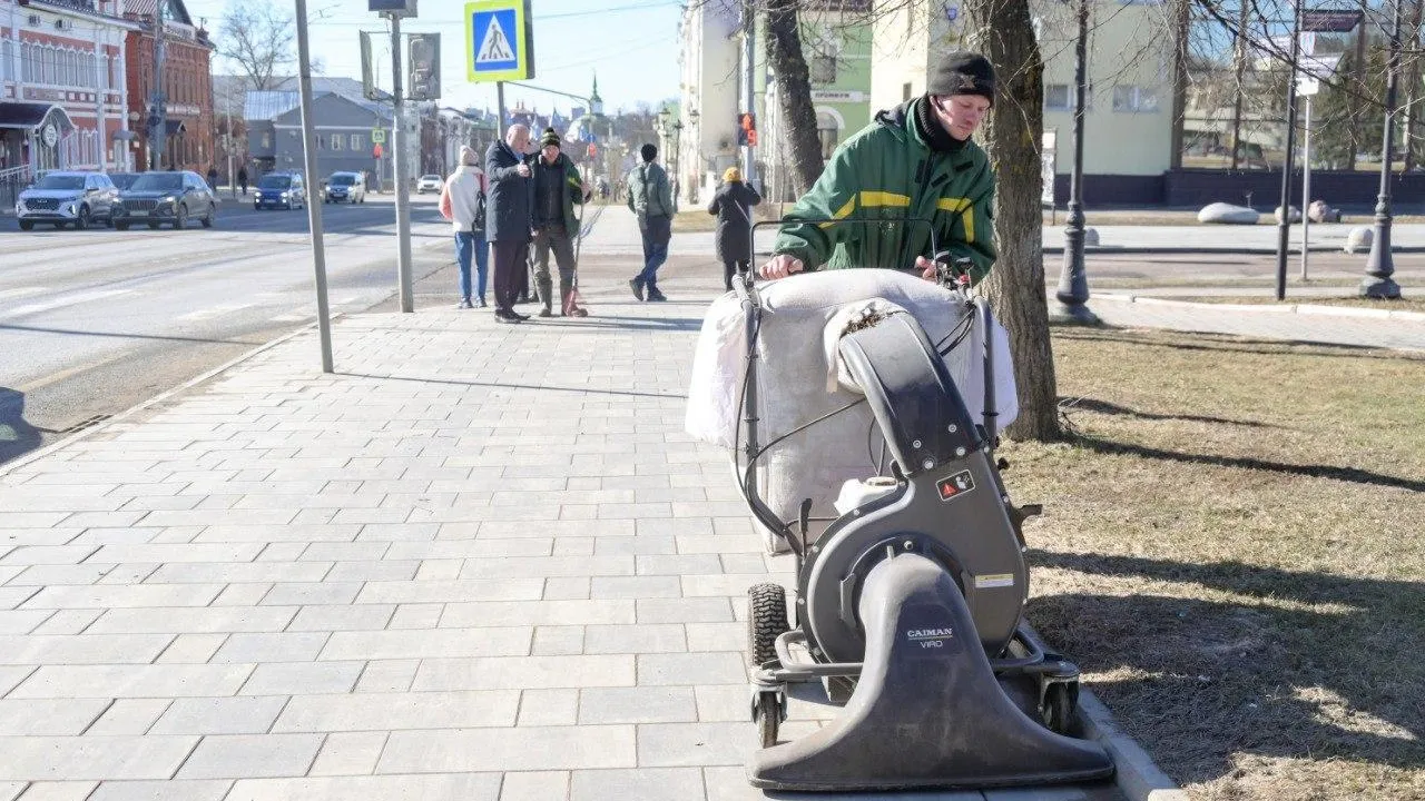 В Сергиево-Посадском округе на уборку улиц вышли пылесосы