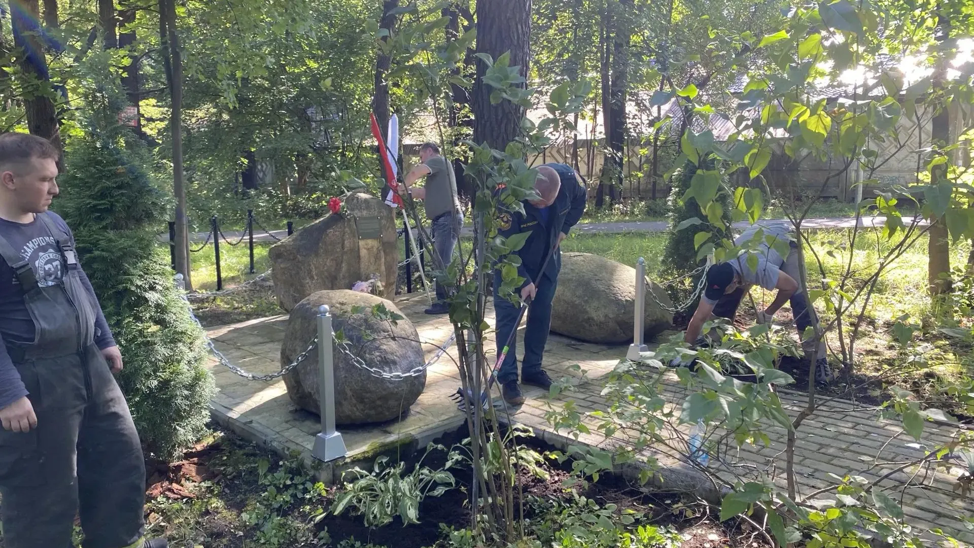 Пожарные Лобни благоустроили мемориал в поселке Луговая
