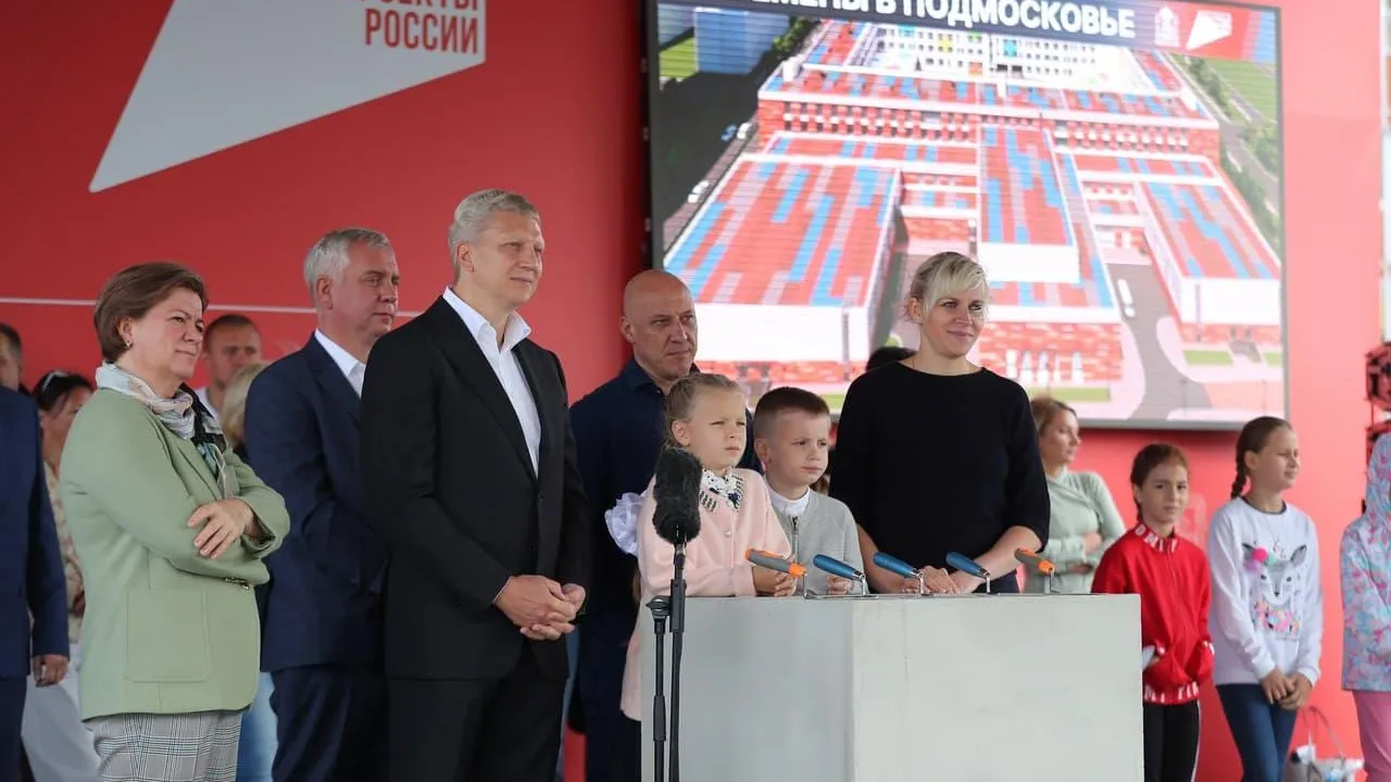 Глава Одинцовского округа заложил капсулу времени на месте строительства новой школы