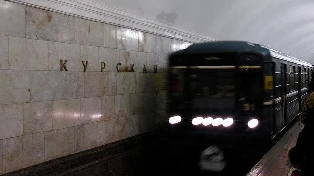 10 тыс листовок об изменениях движения раздали пассажирам около закрытых станций метро