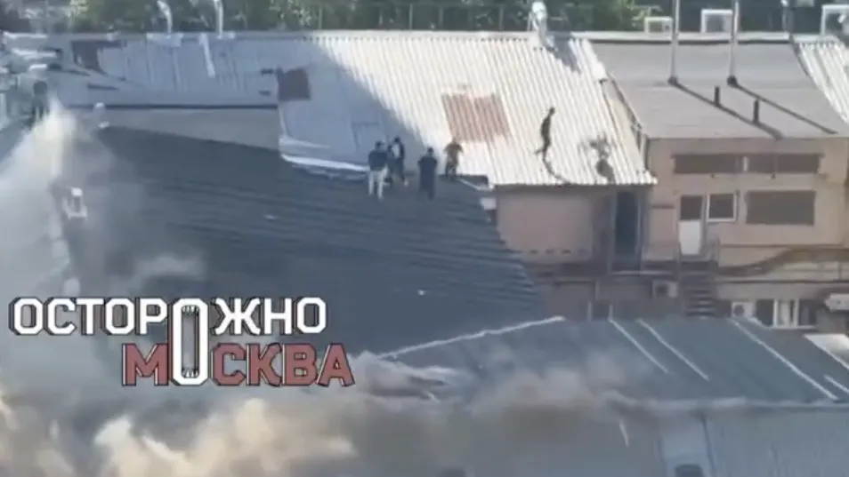 Дым из-под крыши: в Москве горит здание с магазинами и салонами красоты