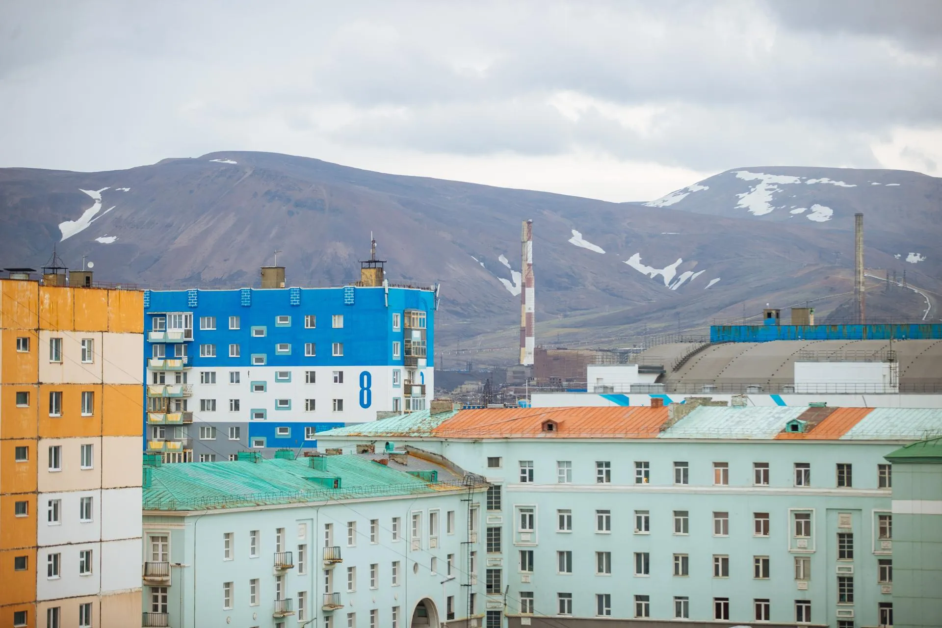 Норильск стоит у Норильских гор, в западных отрогах плато Путорана.