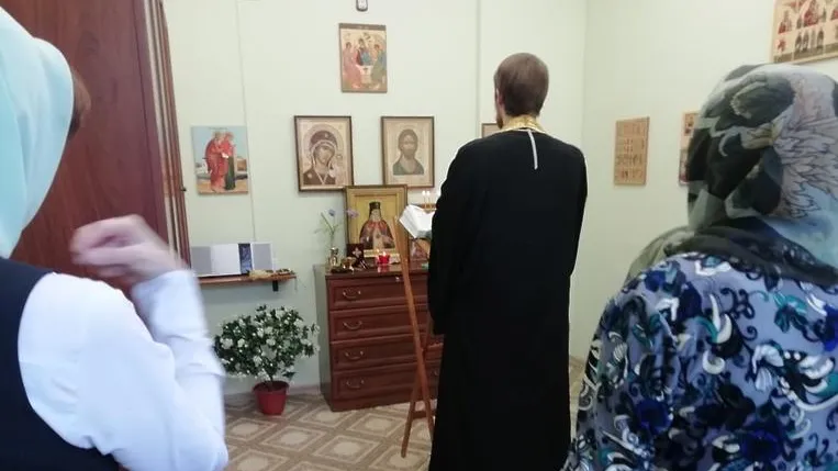 В роддоме Подольска священник отслужил молебен и раздал святую воду