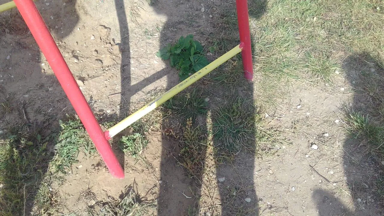 В Подольске убрали торчащие из‑под земли железные углы на детской площадке