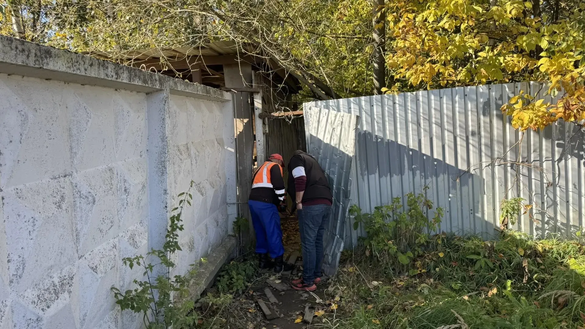 «Дорсервис» восстановил ограждение у железной дороги в Ленинском округе