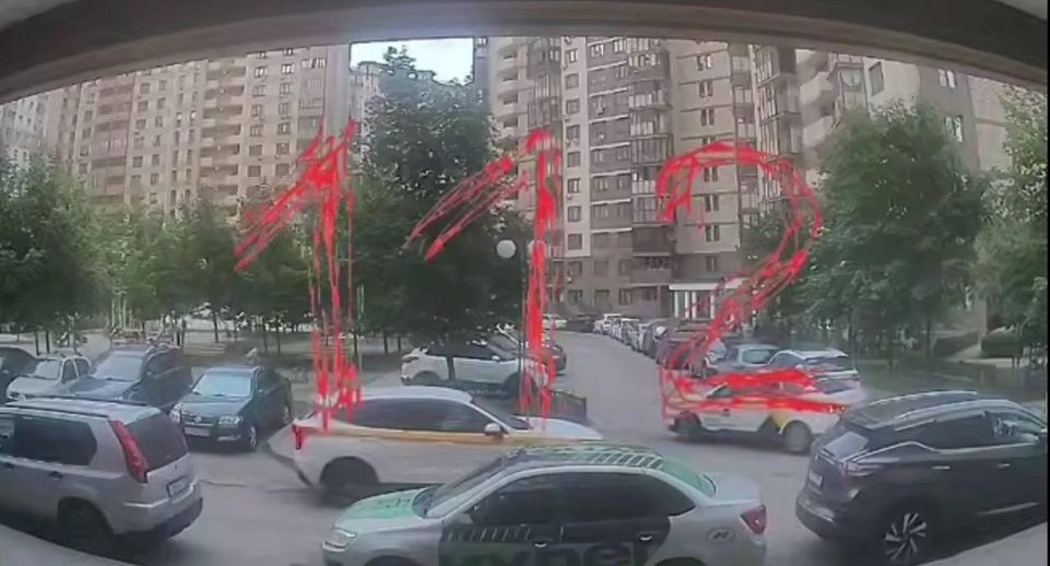 Таксист задавил 8-летнего ребенка во дворе в Подмосковье