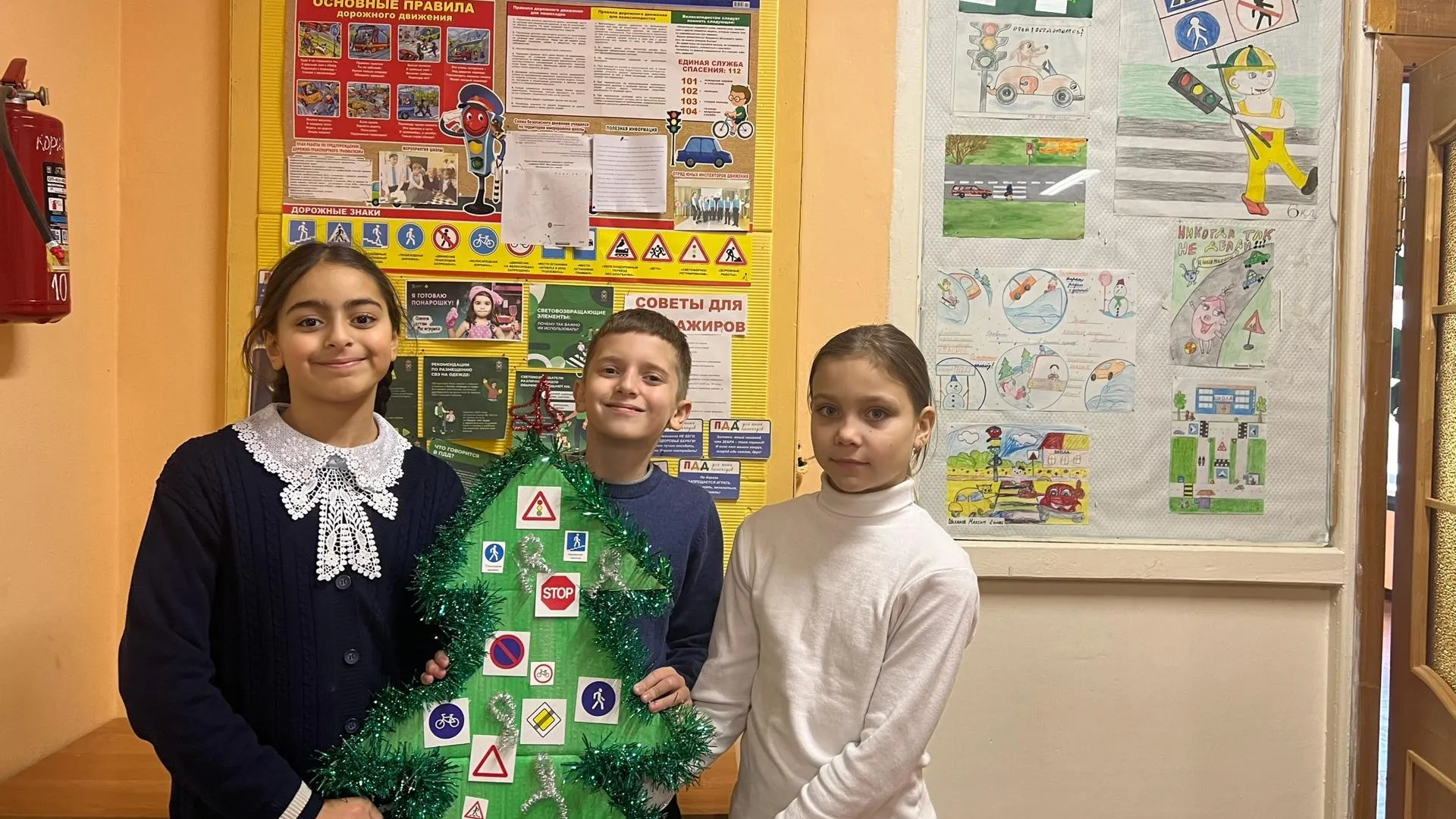 Ребята из Павловической школы Талдомского округа приняли участие в акции «Елочка безопасности»