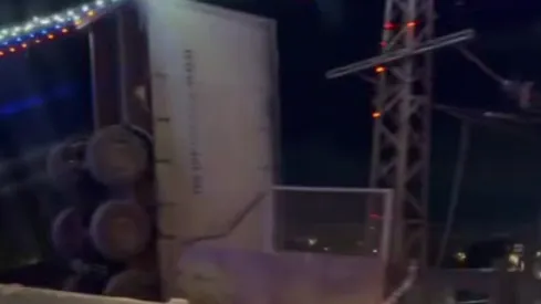 Фура сорвалась с моста и рухнула на железнодорожные пути в Симферополе