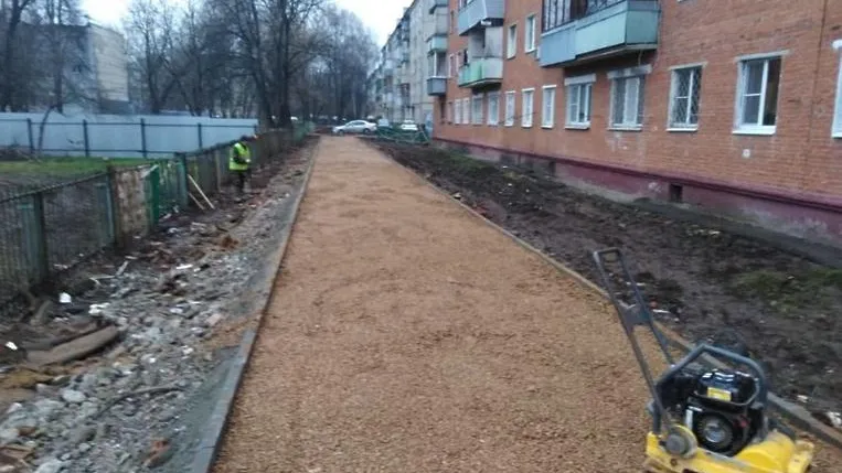 Тротуар вдоль забора школы №13 в Подольске появится до конца года