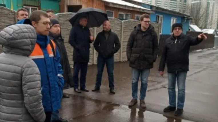 Участок дороги в деревне Красногорска перекроют бетонными блоками по просьбе жителей