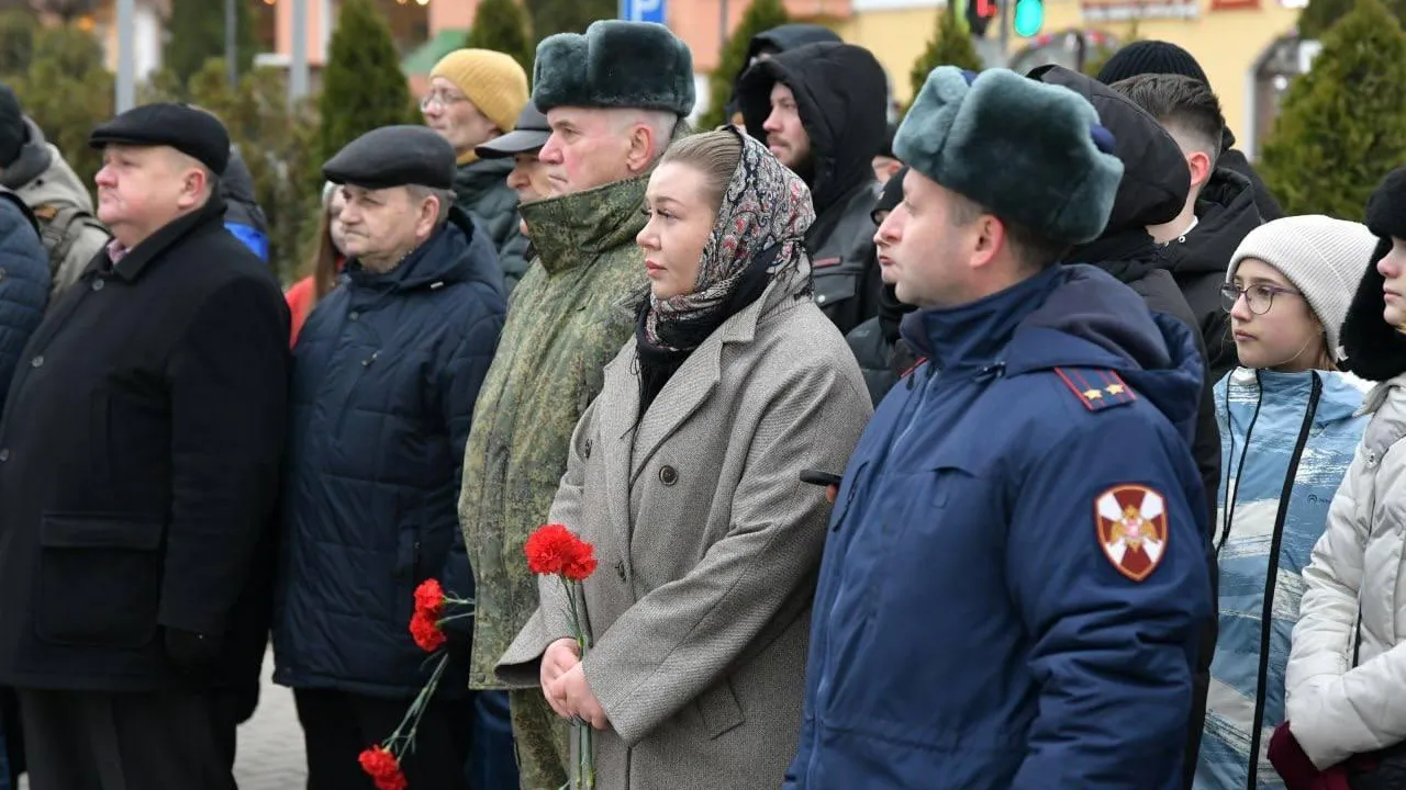 В Дмитрове почтили память защитников Родины у Вечного огня 9 декабря