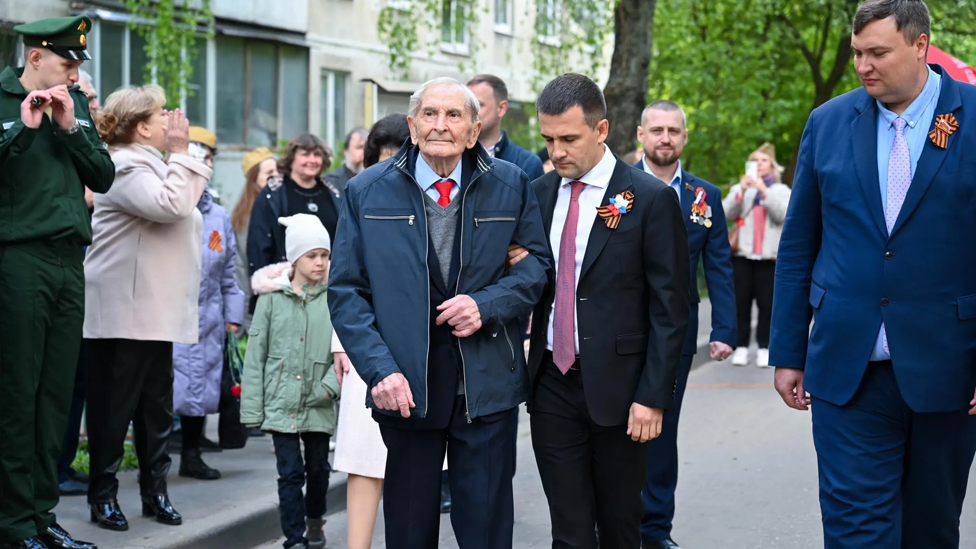 Ветерана из Ленинского округа поздравила фронтовая бригада