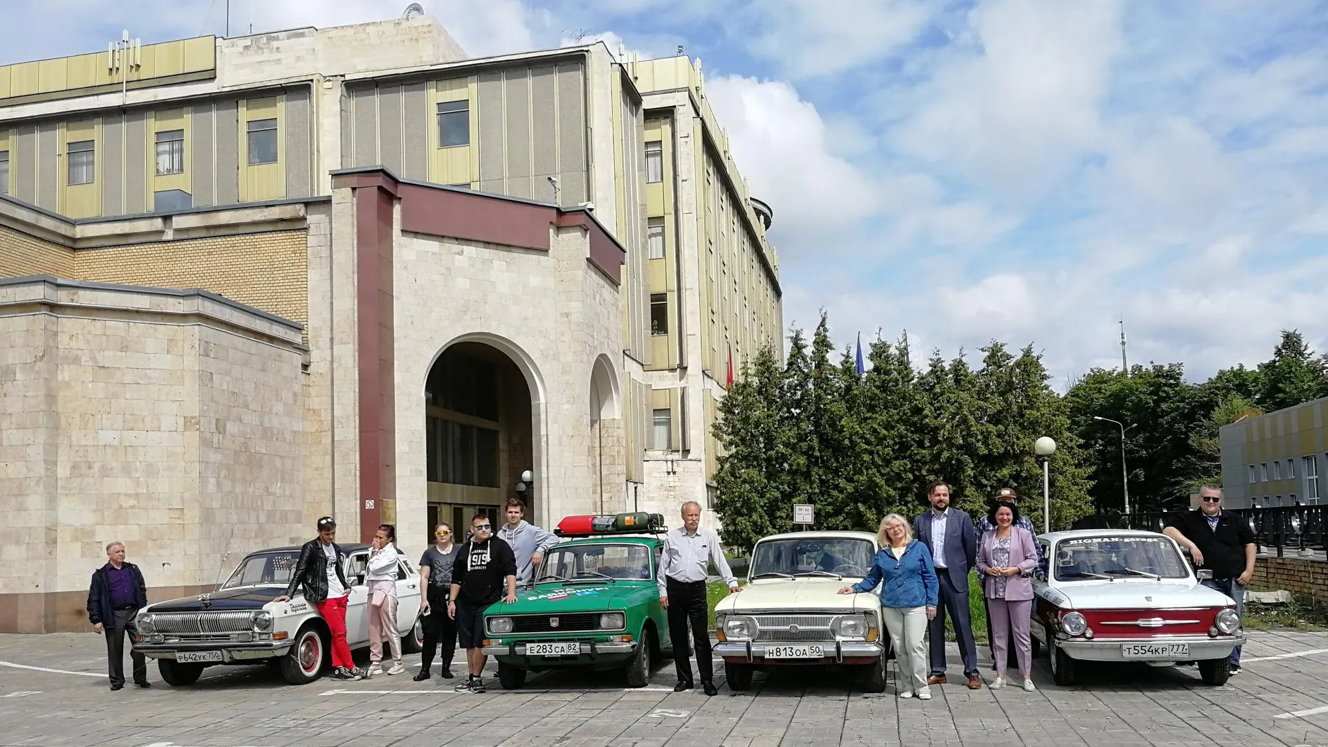В Королеве стартовал пробег ретро‑автомобилей до Байконура