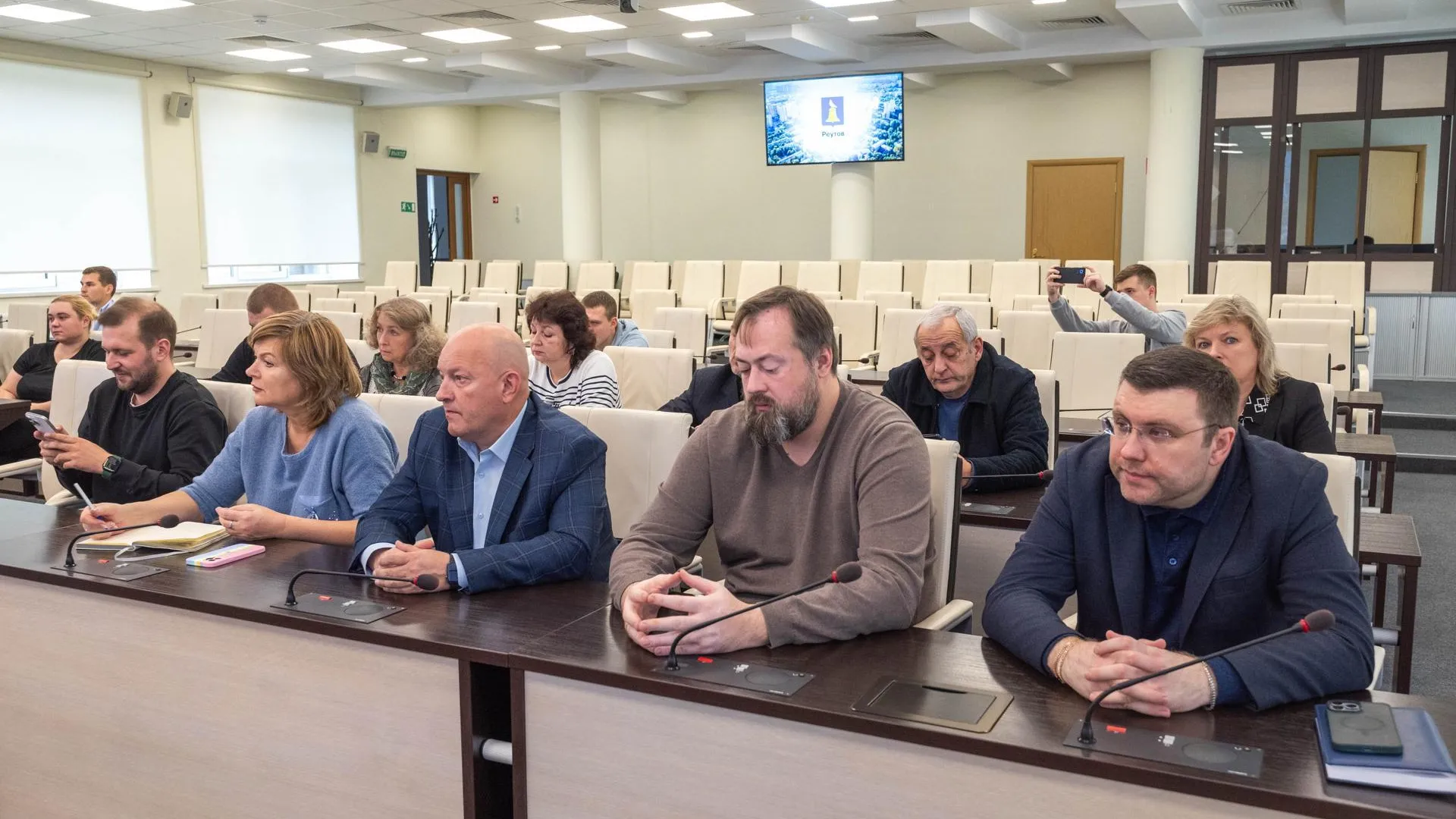 Подготовка к зиме и обращения граждан обсудили на «Часе ЖКХ» в Реутове