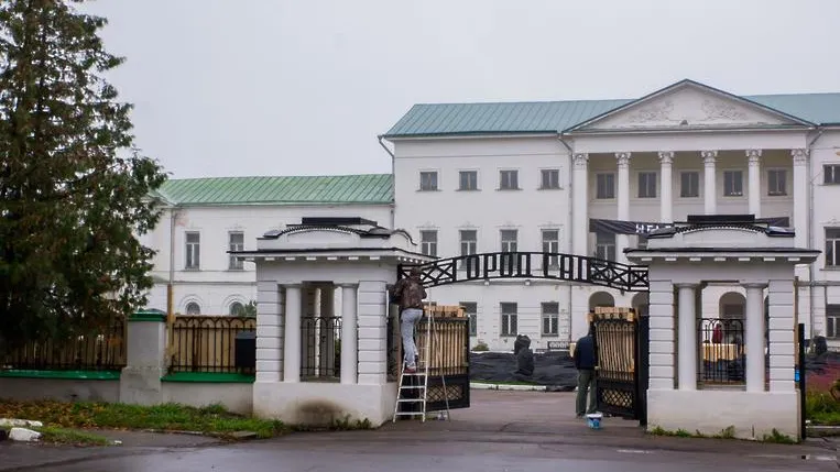 Участникам уборки территории усадьбы Ивановское Подольска в субботу проведут экскурсию