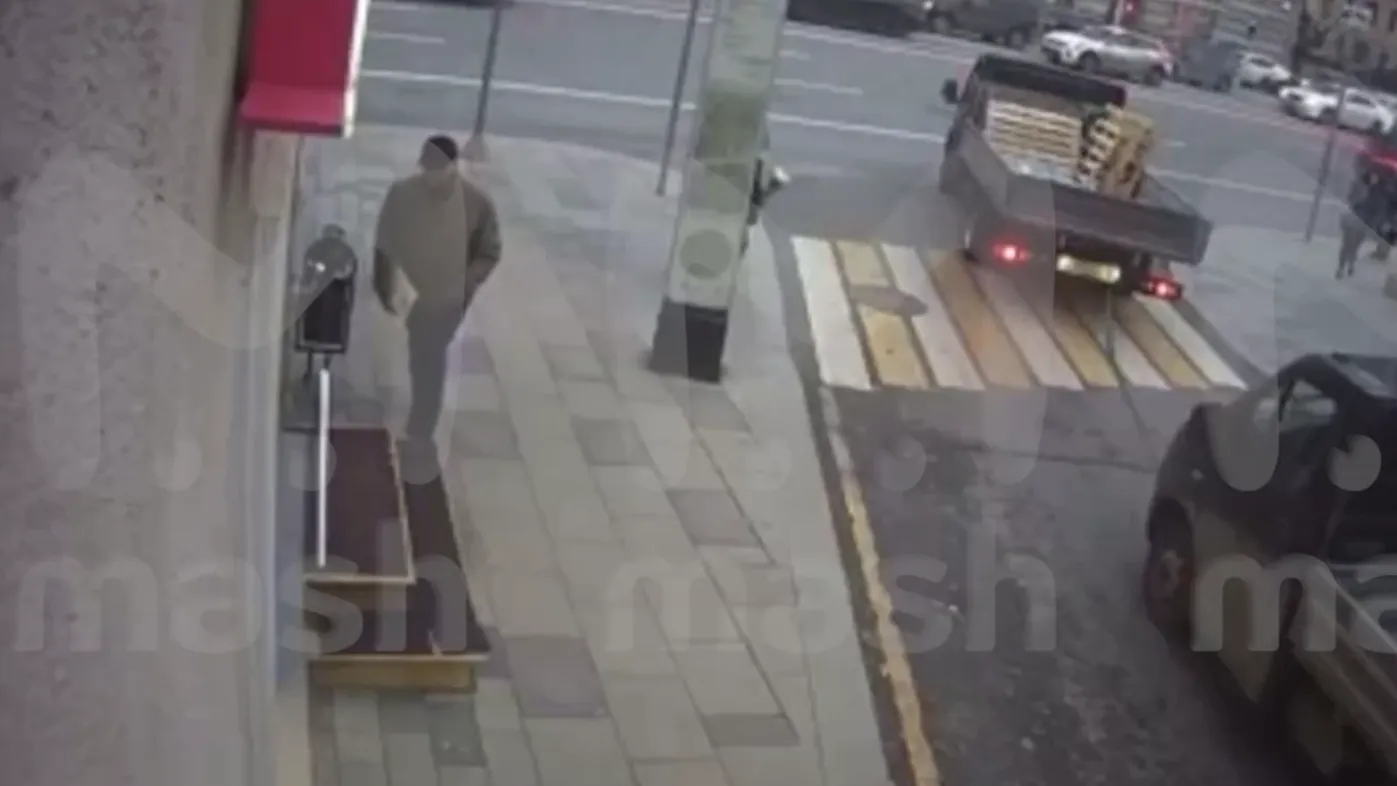 Буксировочный трос чуть не отправил в нокаут девушку в центре Москвы