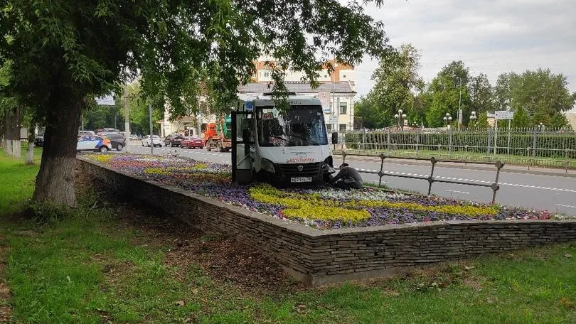 Маршрутка врезалась в клумбу в Люберцах