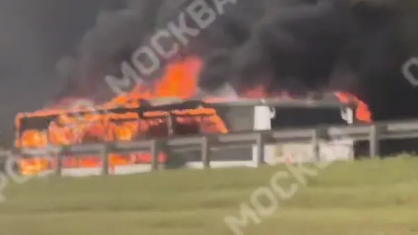 Сгорел почти полностью: автобус вспыхнул посреди трассы в Подмосковье