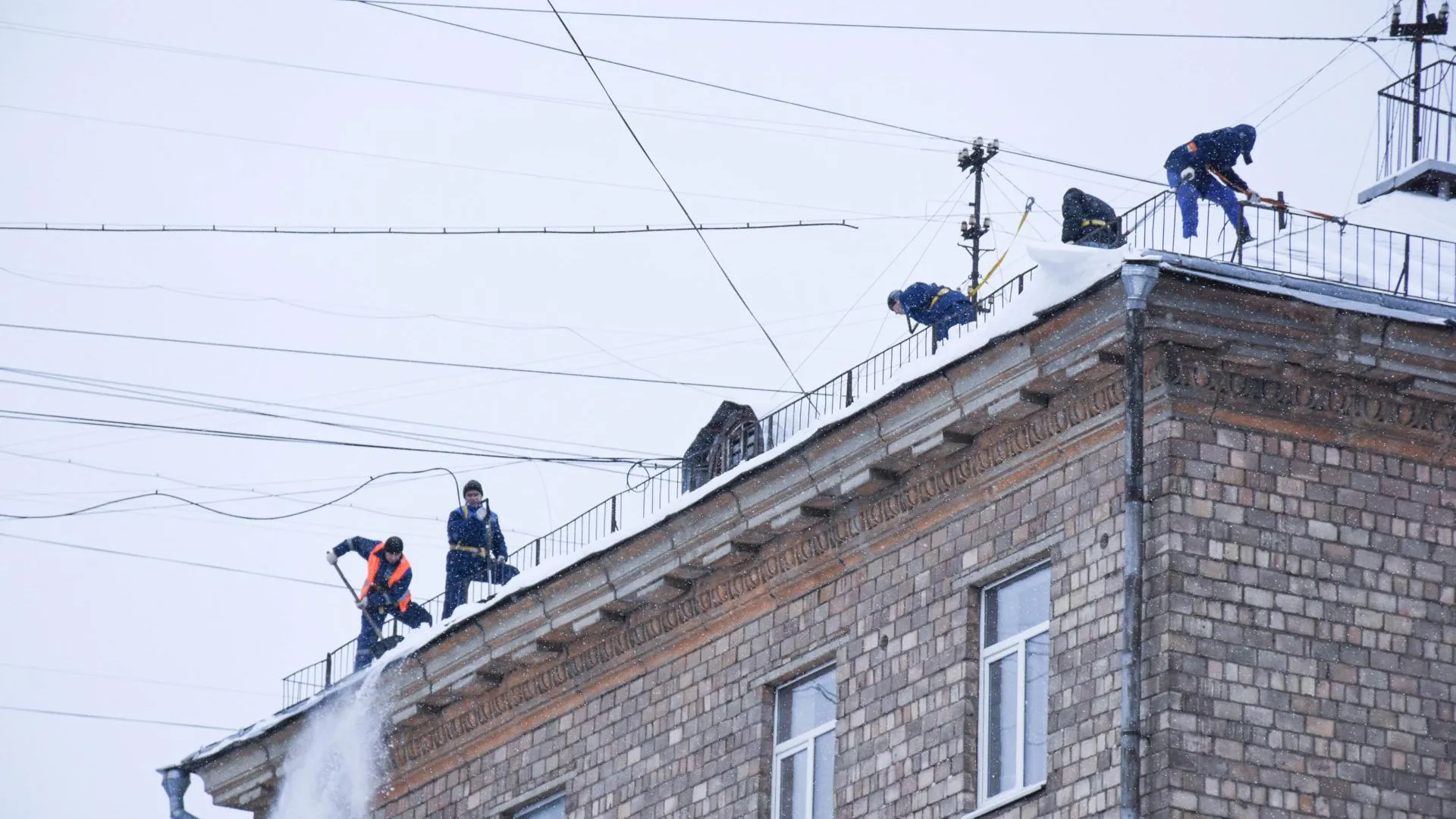Власти опровергли информацию о падении снежного кома на женщину на западе Москвы