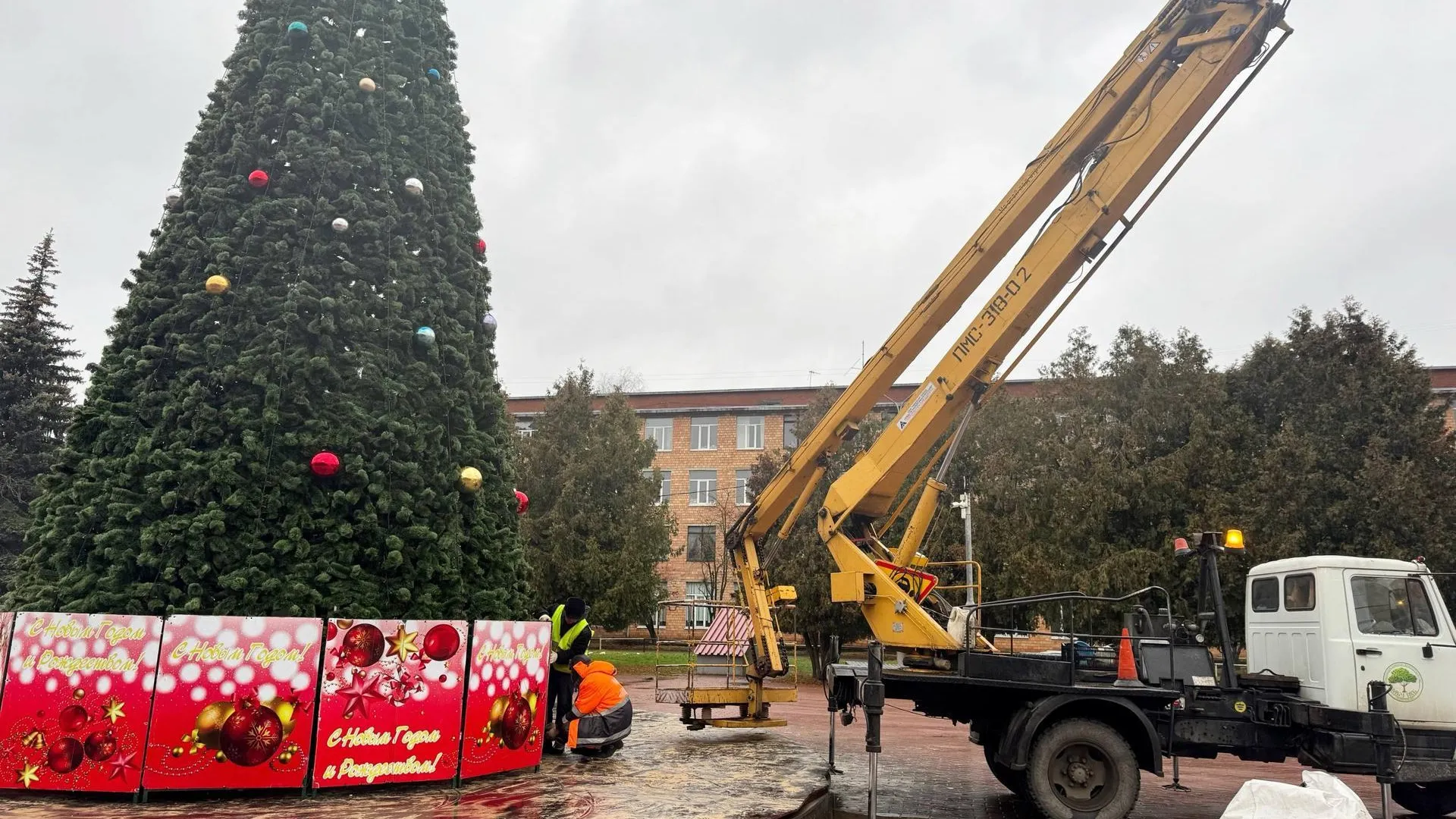 В Подольске установили 12-метровую ель у Дома культуры «Октябрь»