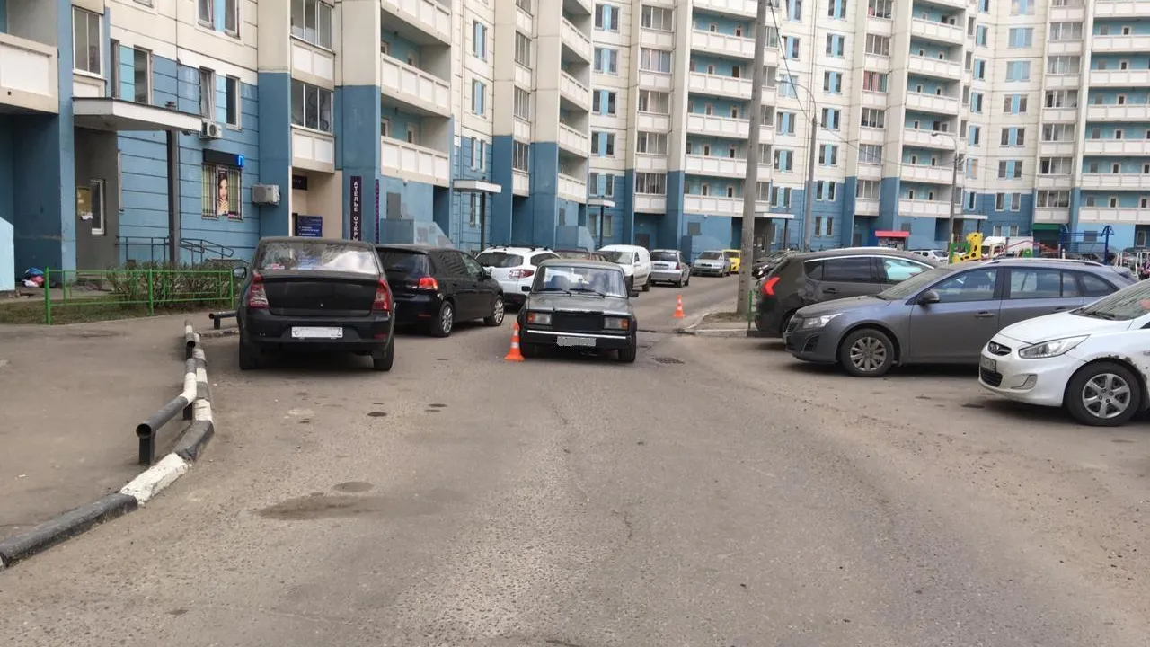 Автомобиль сбил 8‑летнего ребенка, выбежавшего из‑за припаркованных машин в Подольске
