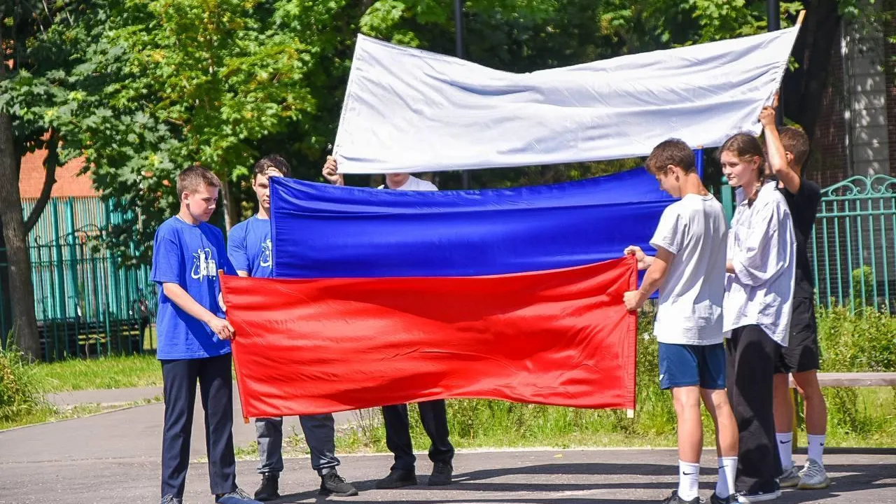 Школьники из Подольска провели акцию в поддержку бойцов СВО ко Дню России
