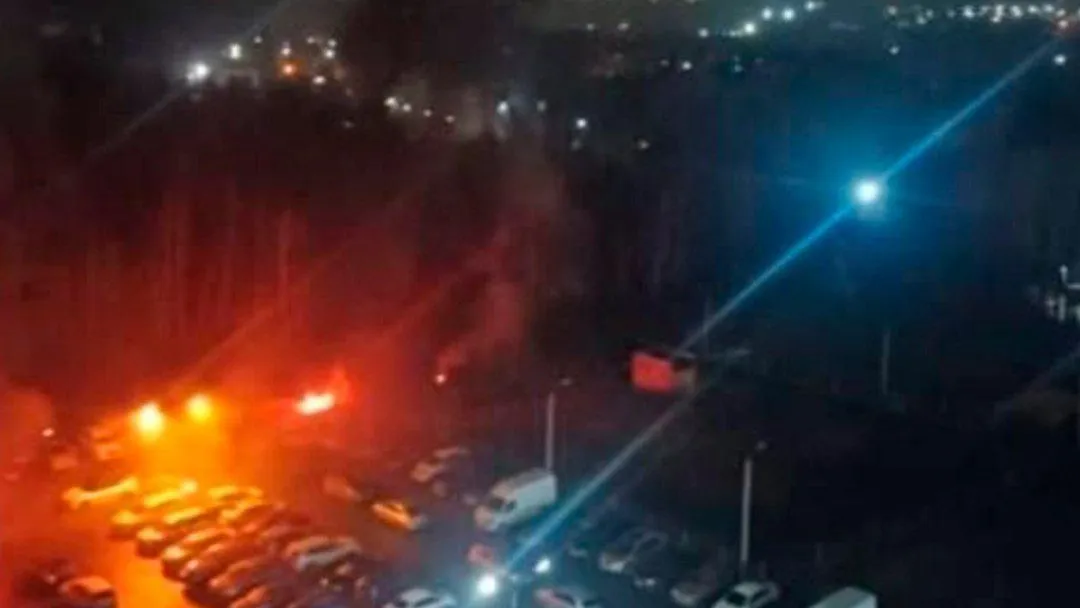 Взрывы, сирена, повреждены машины: БПЛА массово атакуют Орел