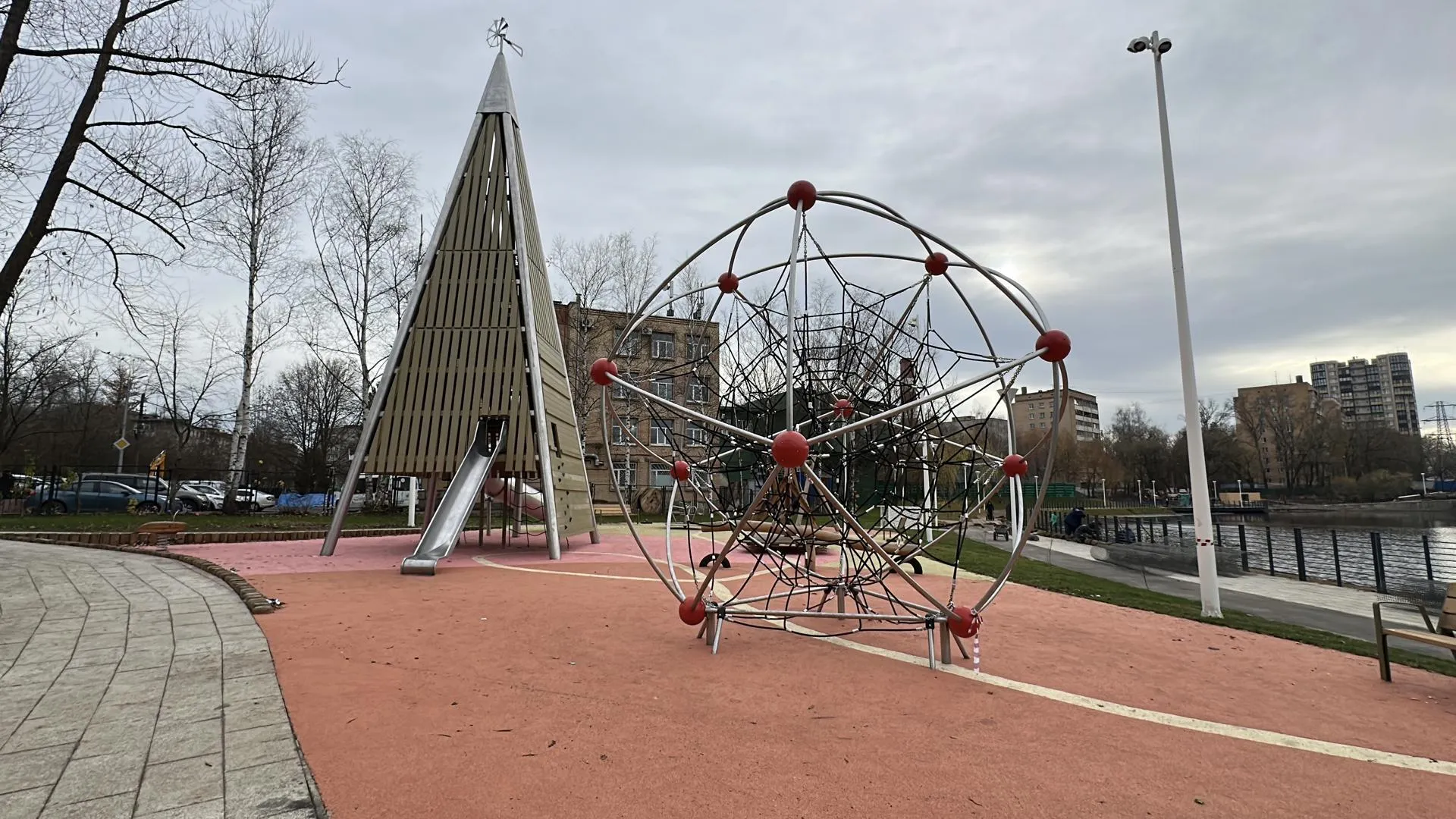 В Пушкинском округе завершают благоустройство Травинской набережной