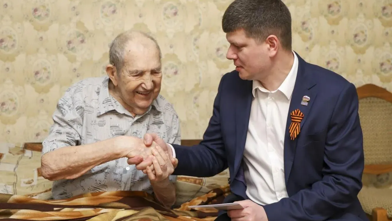 Глава Электростали поздравил ветерана с Днем Победы