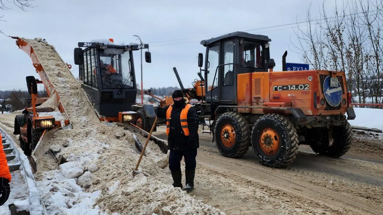 Более 560 единиц спецтехники убирают снег на региональных дорогах Подмосковья