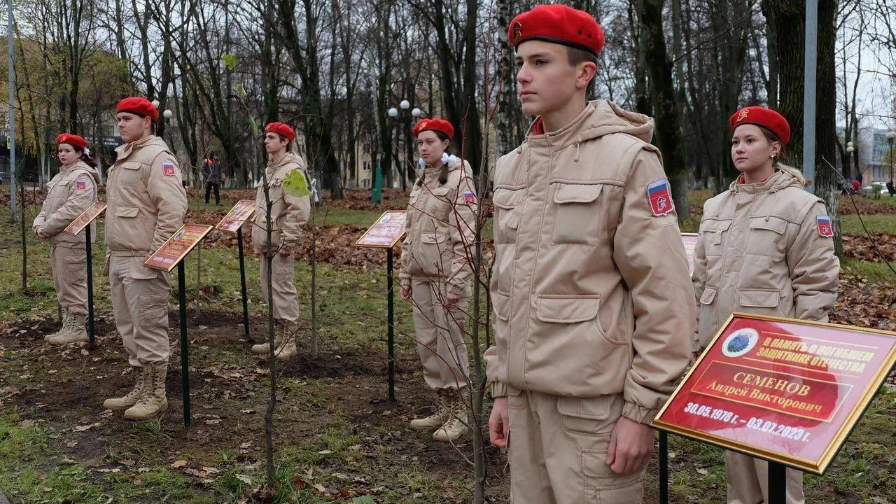 8 новых деревьев высадили на Аллее памяти в Красногорске в память о погибших в зоне СВО