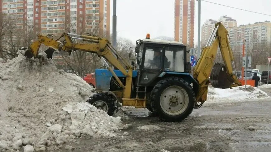 Двор на Павшинском бульваре в Красногорске очистили от снега в рамках областной акции
