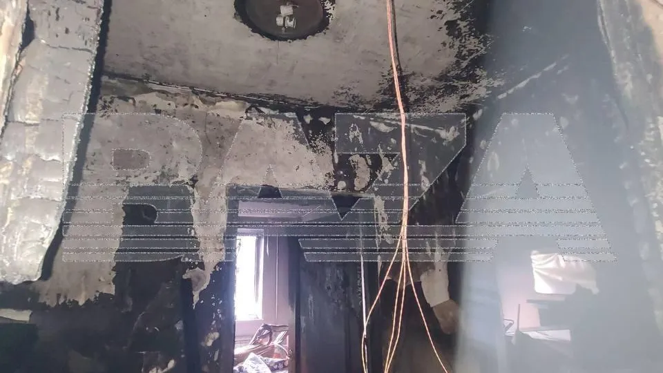 Заряжающийся электросамокат загорелся в жилом доме в Москве