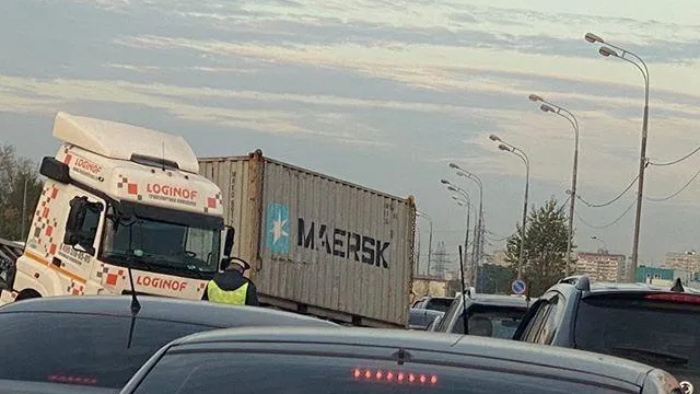 Перевернувшаяся фура парализовала утром движение на Горьковском шоссе в Балашихе