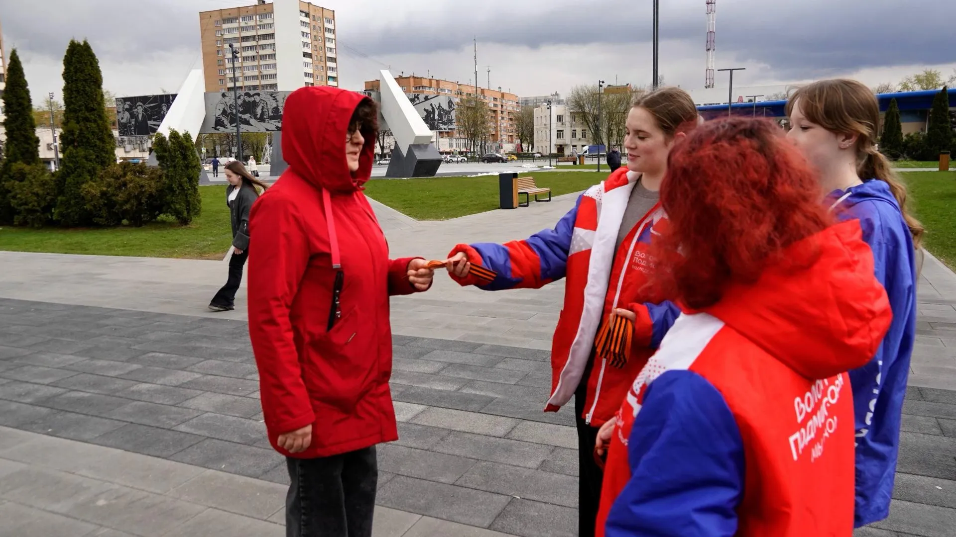 Более 500 георгиевских лент раздали подольские волонтеры в сквере Поколений