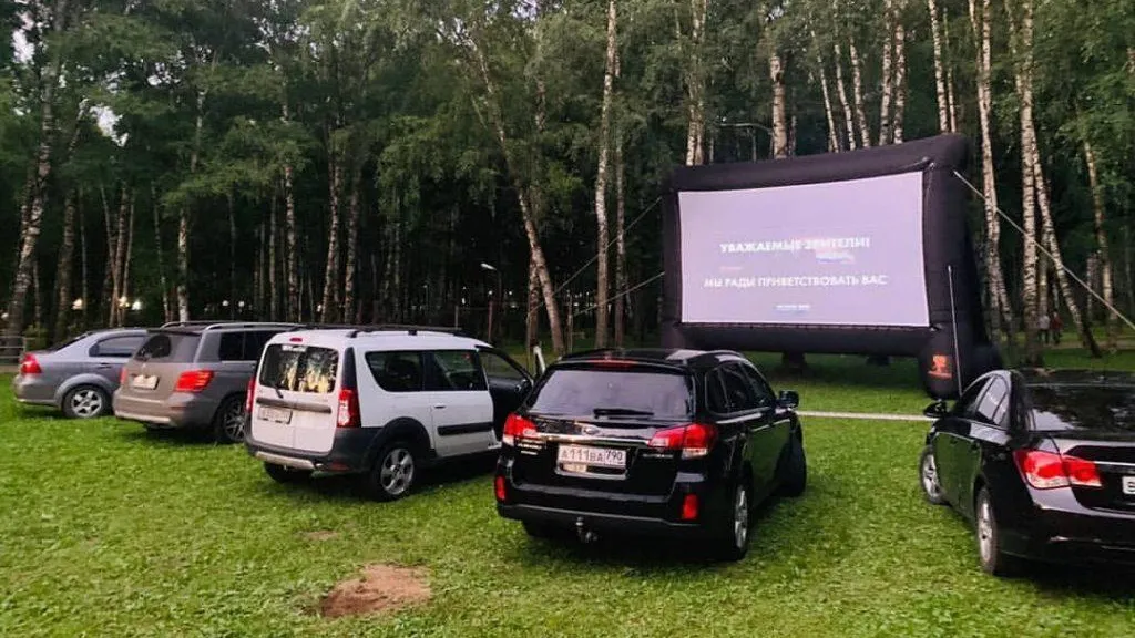 В Дмитровском округе стали чаще собираться на сеанс летнего «АвтоКинотеатра»