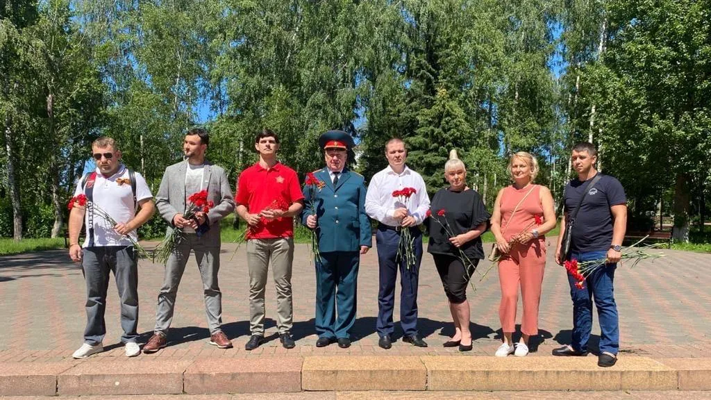 Цветы и венки возложили к Вечному огню в Дзержинском в День памяти и скорби