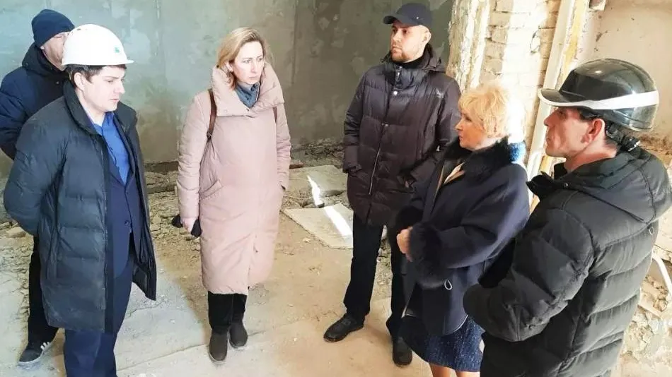Депутат Мособлдумы Антонова проверила ход капремонта в школе в Люберцах