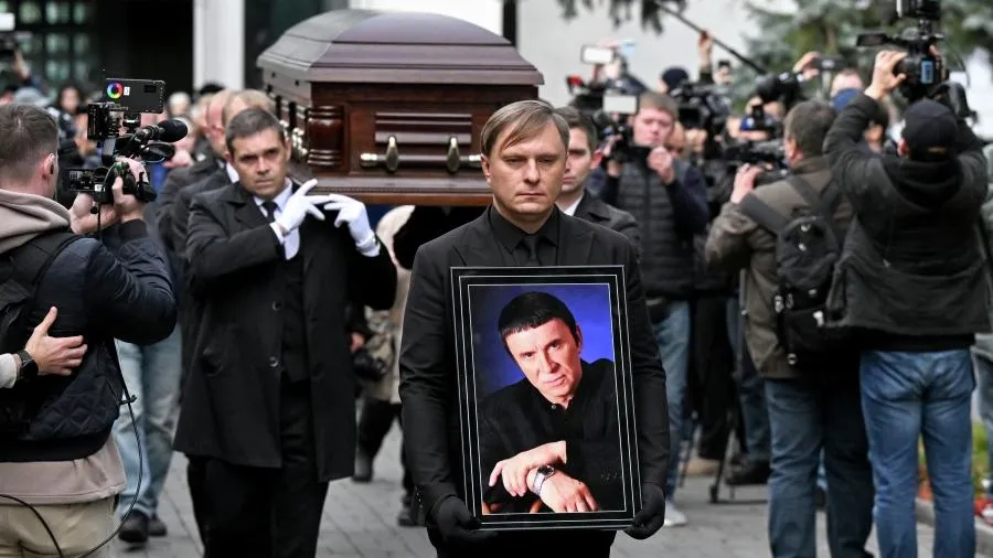 Гроб с телом Кашпировского вынесли из прощального зала под аплодисменты
