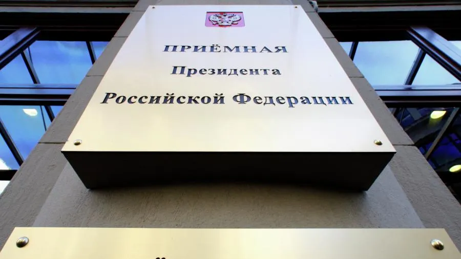 Что происходит? Более сотни москвичей собрались у приемной Путина
